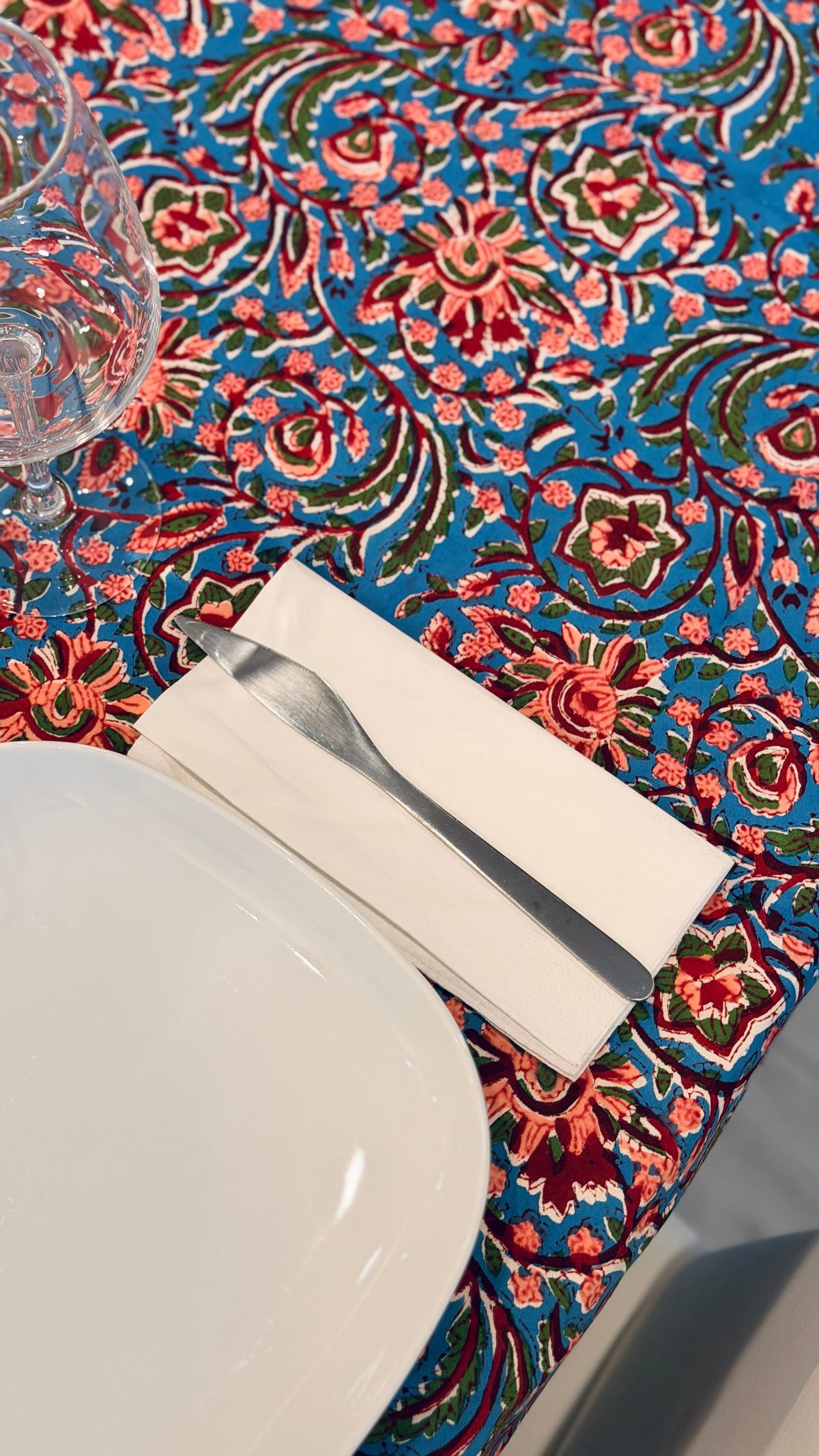 Tovaglia d'Arredo e Mezzero in Cotone Block Print – Azzurro Turchese e Corallo 150x220